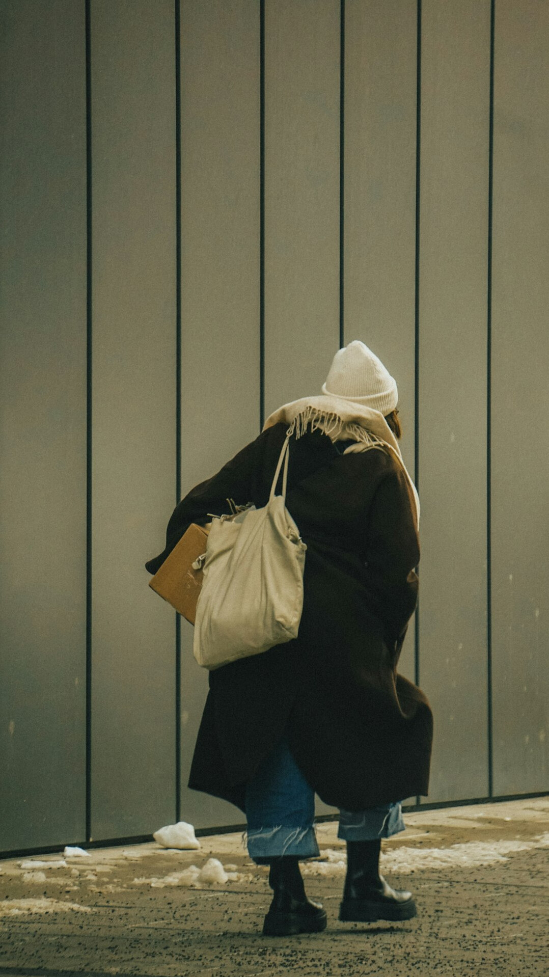 woman carrying large handbag